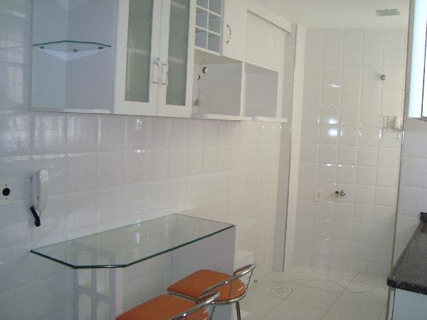 Apartamento 1 quarto com armário, estante, cama e varanda, sala com varanda e -> Armario De Banheiro De Blindex Apartamento 1 quarto com armário, estante, cama e varanda, sala com varanda e -> Armario De Banheiro De Blindex